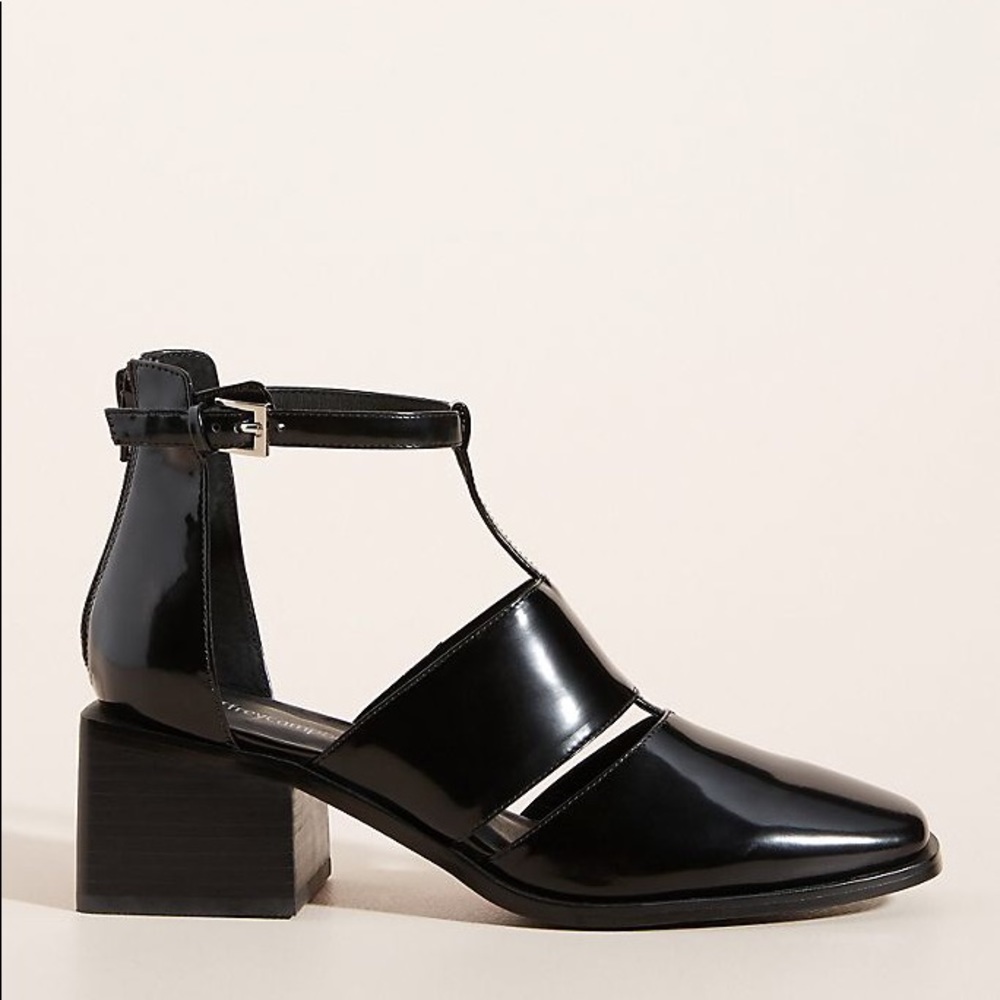 Cut out ankle boot- black patent leather